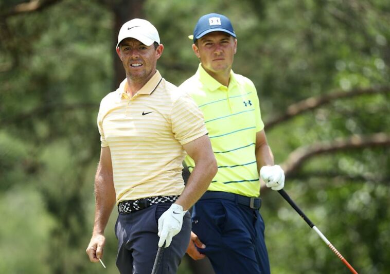 Rory McIlroy y Jordan Spieth miran durante la ronda final del PGA Memorial Tournament el 19 de julio de 2020. (Jamie Squire/Getty Images)