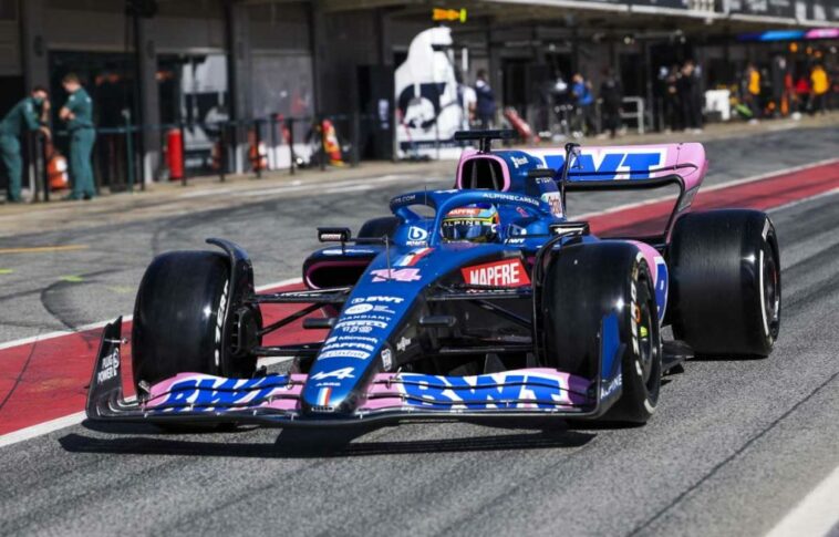 Fernando Alonso sale de boxes en el Alpine A522.  Barcelona febrero 2022.