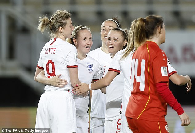 Beth Mead (c) anotó cuatro cuando Inglaterra Femenina venció a Macedonia del Norte Femenina 10-0 el viernes