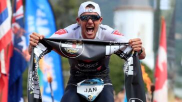 KAILUA KONA, HAWAII - 12 DE OCTUBRE: Jan Frodeno de Alemania celebra después de ganar el Campeonato Mundial Ironman el 12 de octubre de 2019 en Kailua Kona, Hawaii.  (Foto de Tom Pennington/Getty Images para IRONMAN)