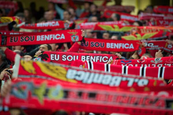 LISBOA, PORTUGAL - Jueves, 1 de abril de 2010: seguidores del SL Benfica antes del partido de cuartos de final de la Liga Europea de la UEFA contra el Liverpool en el Estadio da Luz.  (Foto de David Rawcliffe/Propaganda)