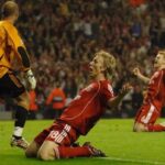 Dirk Kuyt (centro), John Arne Riise y José Reina (izquierda) de Liverpool celebran después de ganar el partido por penales.