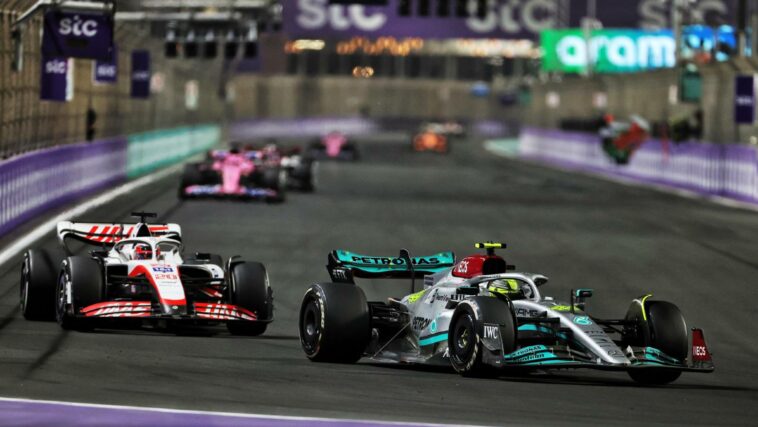 Lewis Hamilton por delante de Kevin Magnussen durante el GP de Arabia Saudita.  Yeda marzo de 2022.