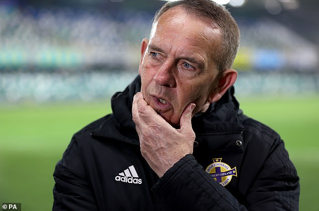 El entrenador de Irlanda del Norte, Kenny Shiels, se disculpó después de sus comentarios controvertidos.