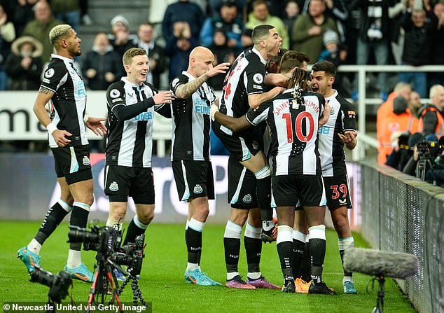 Los jugadores del Newcastle United celebran su victoria por 1-0 sobre el Wolverhampton Wanderers