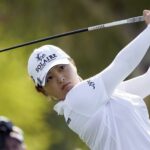 Jin Young Ko da el primer golpe durante el torneo de golf Chevron Championship en Rancho Mirage, California.