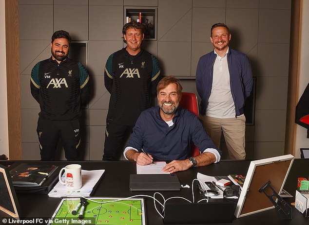 El técnico Jurgen Klopp (al frente) acordó un contrato que lo mantendrá en el Liverpool hasta 2026