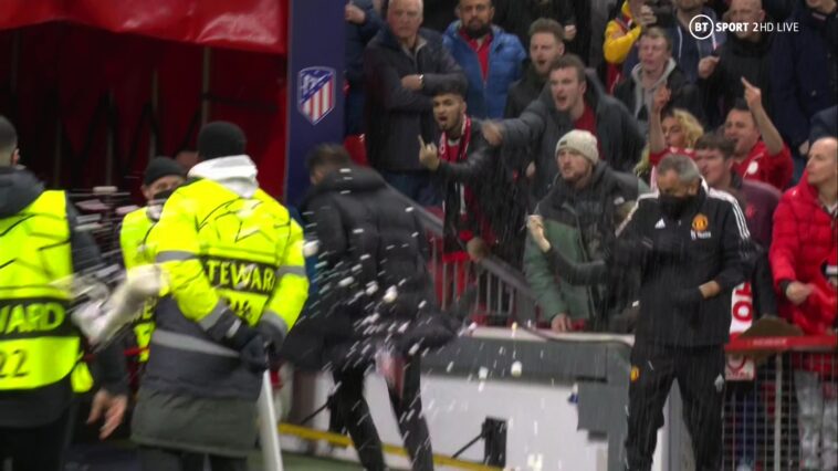 Al técnico del Atlético de Madrid le tiraron botellas, latas y hasta un pastel