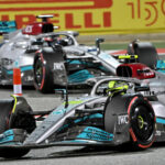 Lewis Hamilton lidera a George Russell.  Baréin marzo 2022