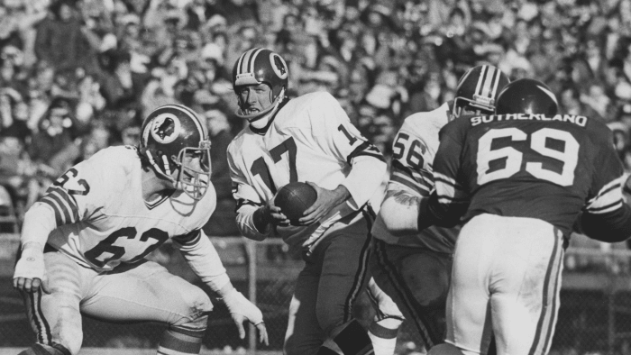 18 de diciembre de 1976;  Bloomington, Minnesota, EE. UU.;  FOTO DE ARCHIVO;  El mariscal de campo de los Washington Redskins, Billy Kilmer (17), el guardia Dan Nugent (62) y el centro Lee Huass (56) en acción contra el tackle defensivo de los Minnesota Vikings, Doug Sutherland (69), durante el partido de playoff divisional de la NFC en el Estadio Metropolitano.  Los Vikings derrotaron a los Redskins 35-20.