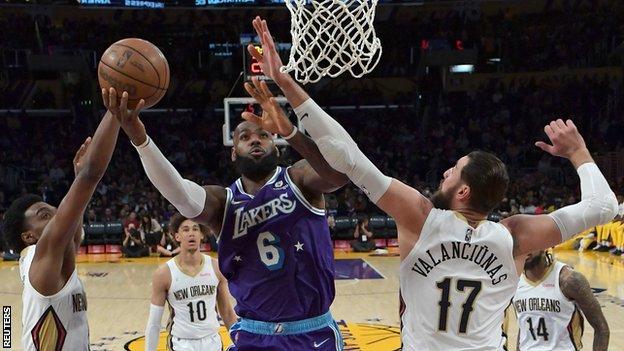 LeBron James en acción contra los New Orleans Pelicans