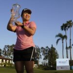 Nasa Hataoka sostiene el trofeo del ganador después de ganar el torneo de golf DIO Implant LA Open de la LPGA en Wilshire Country Club el domingo 24 de abril de 2022 en Los Ángeles.  (Foto AP/Ashley Landis)