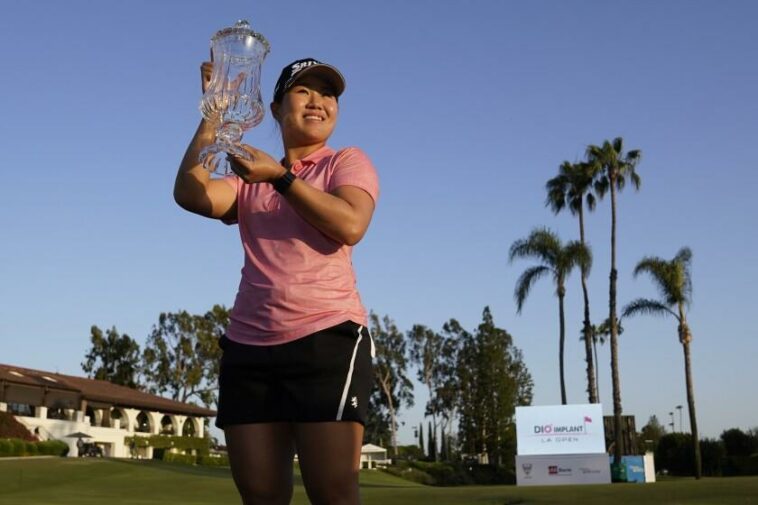 Nasa Hataoka sostiene el trofeo del ganador después de ganar el torneo de golf DIO Implant LA Open de la LPGA en Wilshire Country Club el domingo 24 de abril de 2022 en Los Ángeles.  (Foto AP/Ashley Landis)