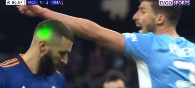 Karim Benzema tenía un bolígrafo láser apuntado a su cara mientras se preparaba para lanzar un penalti.