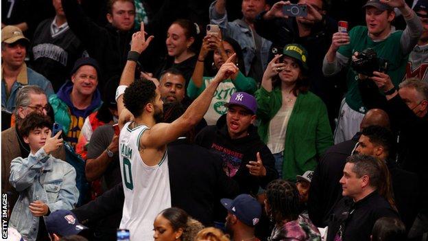 Jayson Tatum celebra con fanáticos de los Boston Celtics