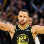 Stephen Curry celebra la victoria de los Golden State Warriors sobre los Denver Nuggets en los premios de la NBA