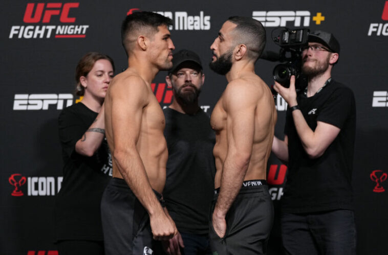 LAS VEGAS, NEVADA - 15 DE ABRIL: (LR) Los oponentes Vicente Luque de Brasil y Belal Muhammad se enfrentan durante el pesaje de UFC en UFC APEX el 15 de abril de 2022 en Las Vegas, Nevada.  (Foto de Jeff Bottari/Zuffa LLC)