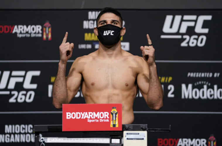 LAS VEGAS, NEVADA - 26 DE MARZO: En esta foto proporcionada por UFC, Vicente Luque posa en la báscula durante el pesaje de UFC 260 en UFC APEX el 26 de marzo de 2021 en Las Vegas, Nevada.  (Foto de Jeff Bottari/Zuffa LLC)