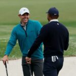 Rory McIlroy conversa con ya sabes quién en Augusta el martes.  (Mike Segar/Reuters)