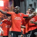 Ibrahima Kone de Lorient celebra un gol durante la paliza de 6-2 de su equipo sobre Saint-Etienne