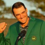 Scottie Scheffler habla con los patrocinadores mientras usa su chaqueta verde después de ganar el Masters en Augusta National.