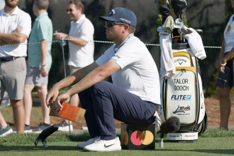 Talor Gooch, participante por primera vez en el Masters, aparentemente no está al tanto del código de vestimenta en el Augusta National Golf Club.