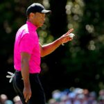 Tiger Woods reacciona al hacer un putt en el green del 15 durante la primera ronda del Masters del jueves.