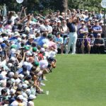 Espectadores ven al cinco veces campeón del Masters Tiger Woods dar el primer golpe durante una ronda de práctica para el Masters en Augusta National Golf Clu - AP