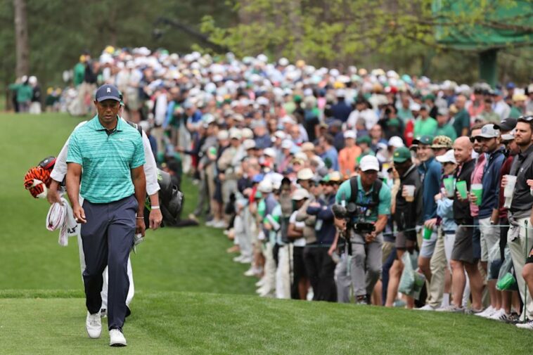 AUGUSTA, GEORGIA - 8 DE ABRIL: Tiger Woods camina hacia el séptimo tee durante la segunda ronda de The Masters en el Augusta National Golf Club el 8 de abril de 2022 en Augusta, Georgia.  (Foto de Gregory Shamus/Getty Images)