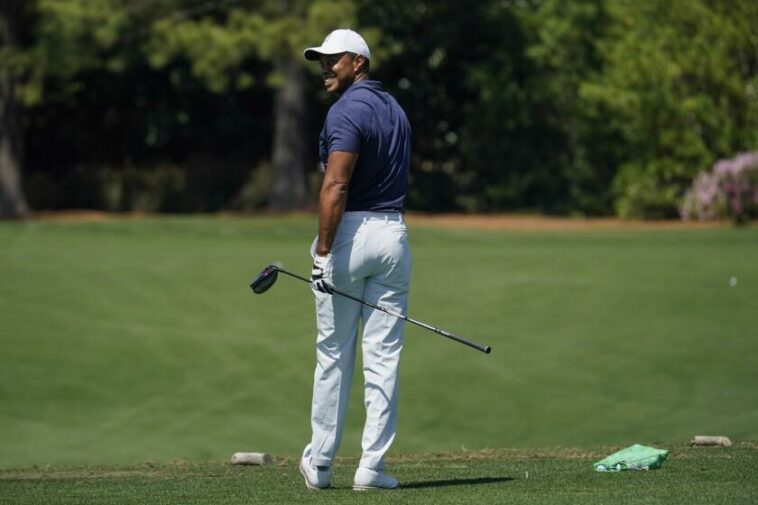 Tiger Woods espera para golpear en el campo de prácticas durante una ronda de práctica para el torneo de golf Masters