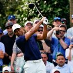 Tiger Woods da el primer golpe en el séptimo hoyo durante una ronda de práctica para el torneo de golf Masters el lunes 4 de abril de 2022 en Augusta, Georgia.
