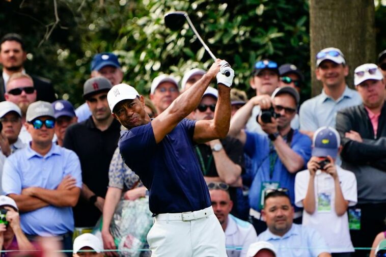 Tiger Woods da el primer golpe en el séptimo hoyo durante una ronda de práctica para el torneo de golf Masters el lunes 4 de abril de 2022 en Augusta, Georgia.