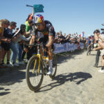Van Aert: Estoy feliz y orgulloso de terminar segundo en Paris-Roubaix