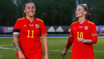 Natasha Harding y Jess Fishlock bromean sobre el terreno de juego tras el amistoso Gales-Canadá