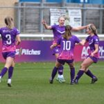 Louise Gear, directora de desarrollo de la FA, dijo: “El tema central de la estrategia de fútbol femenino y femenino de la FA es garantizar la igualdad de acceso y fomentar un deporte que realmente sea para todos.  Esto solo se puede lograr si tenemos más mujeres al frente, que puedan generar cambios a nivel nacional y local e inspirar a mujeres y niñas más jóvenes a participar en nuestro juego.  Este programa continúa fortaleciéndose, produciendo mujeres jóvenes seguras, motivadas y más empleables que se convertirán en la próxima generación de líderes dentro del juego”.  Más de 40 mujeres jóvenes han pasado por el programa SiFA University Women's Leadership Program abre de nuevo