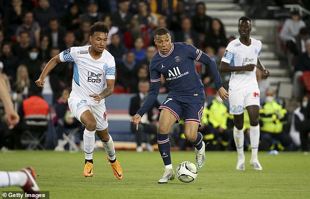 Boubacar Kamara (izquierda) en acción contra el delantero del PSG Kylian Mbappe el mes pasado en la Ligue 1