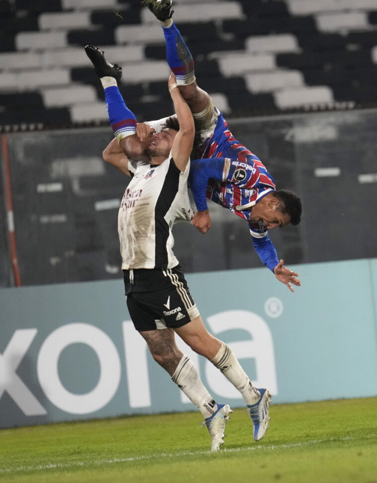 Maximiliano Falcón de Colo-Colo tiró extrañamente al suelo al delantero Robson de Fortaleza durante su encuentro de la Copa Libertadores