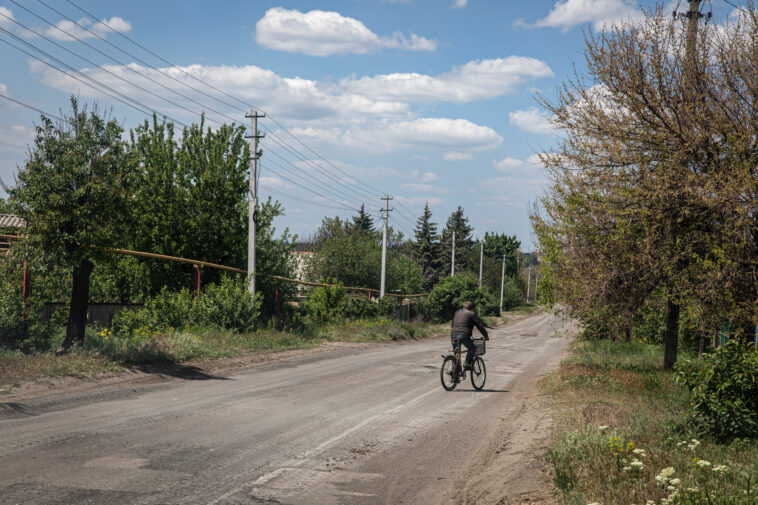 Ciclista ucraniano evita bombardeos y aviones de guerra rusos pedaleando siete horas desde su ciudad natal sitiada
