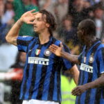 epa01349138 El delantero sueco Zlatan Ibrahimovic (L) del Internazionale FC Milano celebra tras anotar contra el FC Parma durante el partido de fútbol de la Serie A italiana en el estadio Ennio Tardini de Parma, Italia, el 18 de mayo de 2008. El Inter retuvo su título de la Serie A italiana después de una victoria por 2-0 en Parma, que fueron relegados.  EPA/GIORGIO BENVENUTI