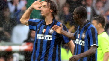 epa01349138 El delantero sueco Zlatan Ibrahimovic (L) del Internazionale FC Milano celebra tras anotar contra el FC Parma durante el partido de fútbol de la Serie A italiana en el estadio Ennio Tardini de Parma, Italia, el 18 de mayo de 2008. El Inter retuvo su título de la Serie A italiana después de una victoria por 2-0 en Parma, que fueron relegados.  EPA/GIORGIO BENVENUTI