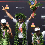 ST GEORGE, UTAH - 7 DE MAYO: (LR) El finalista del segundo lugar Lionel Sanders de Canadá, el ganador del primer lugar Kristian Blummenfelt de Noruega y el finalista del tercer lugar Braden Currie de Australia celebran en el podio después del Campeonato Mundial IRONMAN 2021 el 7 de mayo de 2022 en San Jorge, Utah.  (Foto de Sean M. Haffey/Getty Images para IRONMAN)