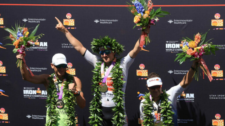 ST GEORGE, UTAH - 7 DE MAYO: (LR) El finalista del segundo lugar Lionel Sanders de Canadá, el ganador del primer lugar Kristian Blummenfelt de Noruega y el finalista del tercer lugar Braden Currie de Australia celebran en el podio después del Campeonato Mundial IRONMAN 2021 el 7 de mayo de 2022 en San Jorge, Utah.  (Foto de Sean M. Haffey/Getty Images para IRONMAN)