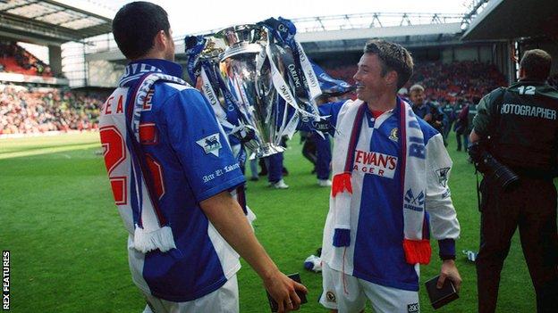 Jugadores de Blackburn con trofeo de la Premiership