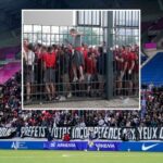 Los fanáticos del PSG sostienen una pancarta contra la policía francesa después del caos de la Liga de Campeones