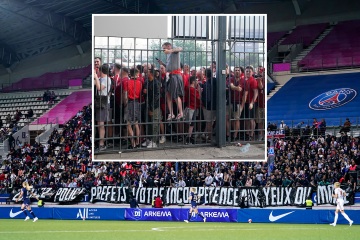 Los fanáticos del PSG sostienen una pancarta contra la policía francesa después del caos de la Liga de Campeones
