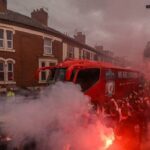 Los fanáticos del Liverpool se alinearon en las calles y lanzaron bengalas de humo cuando llegó el autobús del equipo de Liverpool.