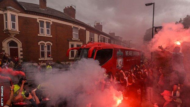 Los fanáticos del Liverpool se alinearon en las calles y lanzaron bengalas de humo cuando llegó el autobús del equipo de Liverpool.