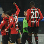 epa09806557 El delantero del Milan Olivier Giroud celebra con sus compañeros el gol 0-1 de la Serie A italiana entre el SSC Napoli y el AC Milan en el estadio 'Diego Armando Maradona' de Nápoles (Italia), hoy, 6 de marzo de 2022 EFE