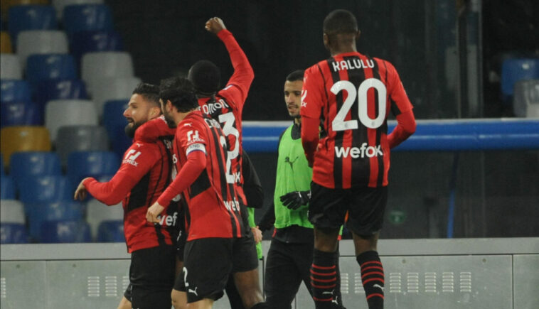 epa09806557 El delantero del Milan Olivier Giroud celebra con sus compañeros el gol 0-1 de la Serie A italiana entre el SSC Napoli y el AC Milan en el estadio 'Diego Armando Maradona' de Nápoles (Italia), hoy, 6 de marzo de 2022 EFE