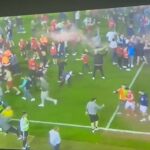 El delantero del Sheffield United Billy Sharp es brutalmente atacado por un invasor de campo en Nottingham Forest